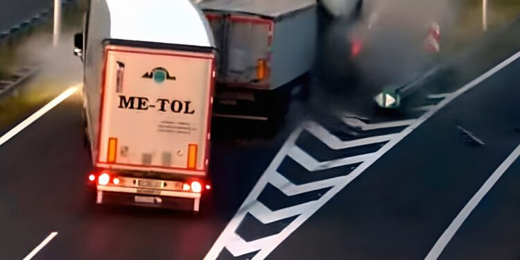 Ακατανόητος οδηγός φορτηγoύ σταματά στη μέση του δρόμου και προκαλεί σοβαρό τροχαίο (+video)