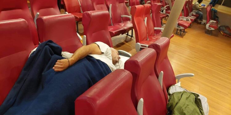 Απαράδεκτες εικόνες: Έλληνες οδηγοί κοιμούνται .. πεταμένοι σε καθίσματα αντί σε καμπίνες