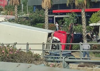 Βίντεο από το φορτηγό που καταπλάκωσε ΙΧ στο Φάληρο – Συγκλονιστικές εικόνες!