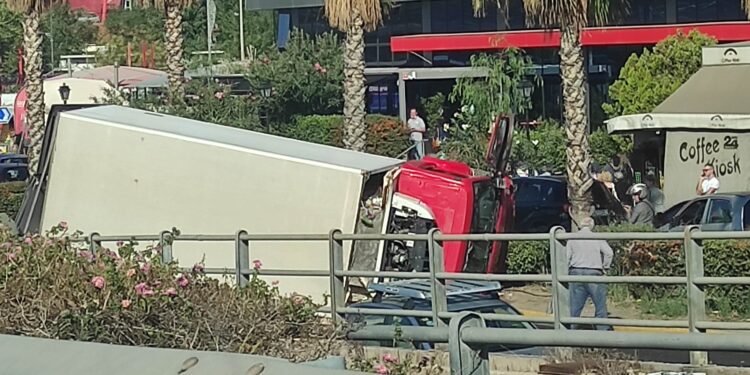 Βίντεο από το φορτηγό που καταπλάκωσε ΙΧ στο Φάληρο – Συγκλονιστικές εικόνες!