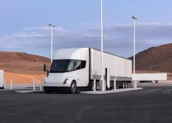 Ξεκινά δρομολόγια το ηλεκτρικό φορτηγό της Tesla