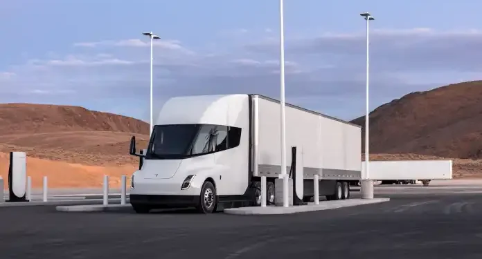 Ξεκινά δρομολόγια το ηλεκτρικό φορτηγό της Tesla