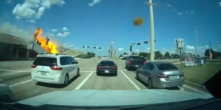 Συγκλονιστικό: Οδηγός νταλίκας χάνει τον έλεγχο και πέφτει από γέφυρα (+video)