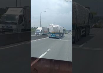 Του έπεφταν τα σακιά από το φορτηγό επειδή δεν τα είχε δέσει! (video)