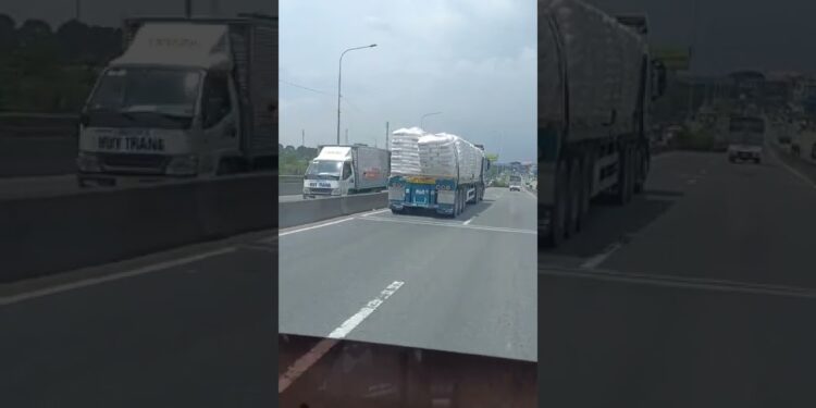 Του έπεφταν τα σακιά από το φορτηγό επειδή δεν τα είχε δέσει! (video)