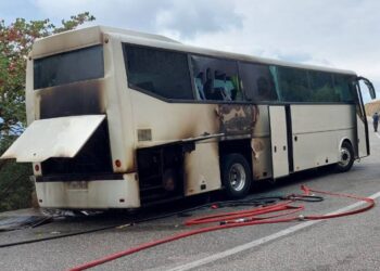 Στις φλόγες λεωφορείο στα Μετέωρα