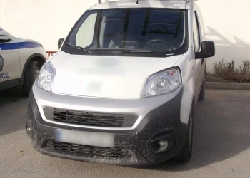 Συνελήφθη διακινητής ο οποίος προωθούσε με Βαν στο εσωτερικό της χώρας μη νόμιμους μετανάστες