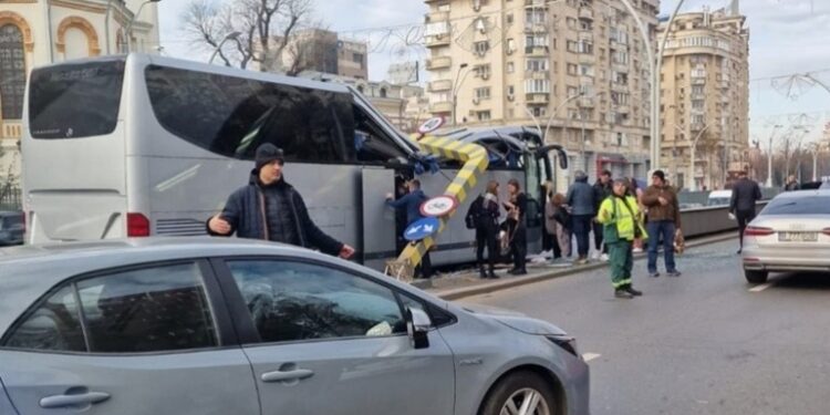 Δυστύχημα λεωφορείο: Βίντεο καταγράφει την μοιραία πορεία του στο Βουκουρέστι