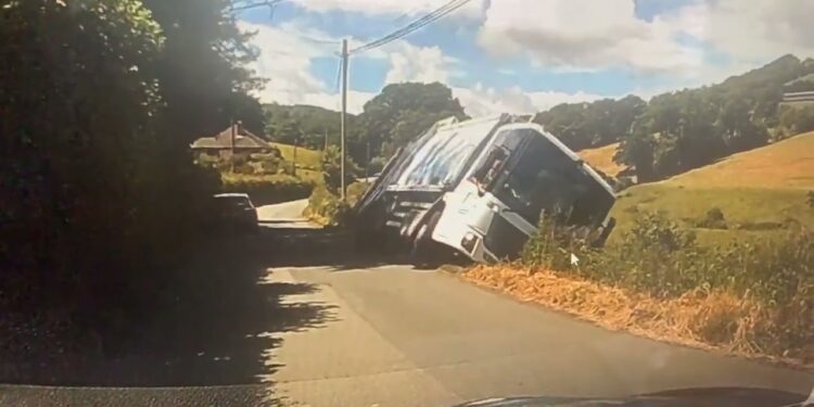 Απορριμματοφόρο πέφτει σε χαντάκι και εξαφανίζεται! (+video)