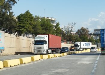 Παναγιώτης Τεγρέλλης, πρόεδρος ΣΙΑΦΕΖΠΤ: «Οι μεγάλες καθυστερήσεις στην παραλαβή κοντέινερ ταλαιπωρεί τους μεταφορείς στο λιμάνι του Πειραιά.»