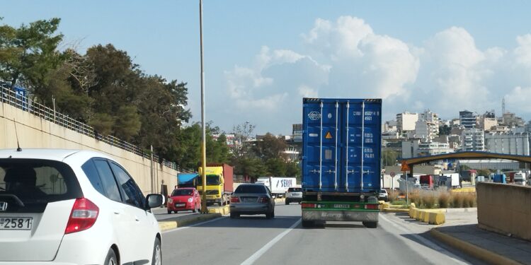 Παναγιώτης Τεγρέλλης, πρόεδρος ΣΙΑΦΕΖΠΤ: «Οι μεγάλες καθυστερήσεις στην παραλαβή κοντέινερ ταλαιπωρεί τους μεταφορείς στο λιμάνι του Πειραιά.»