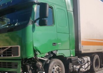 Σφοδρή σύγκρουση ενός φορτηγού με ένα Ι.Χ.