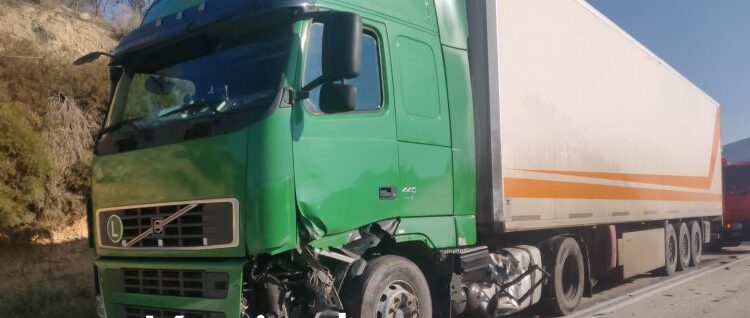 Σφοδρή σύγκρουση ενός φορτηγού με ένα Ι.Χ.