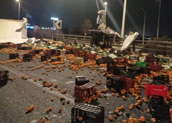 Νταλίκα με πορτοκάλια ανετράπη τα ξημερώματα στον Κηφισό – Τρελή πορεία του φορτηγού!