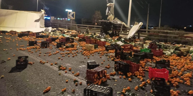 Νταλίκα με πορτοκάλια ανετράπη τα ξημερώματα στον Κηφισό – Τρελή πορεία του φορτηγού!