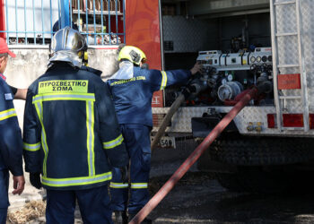 Aπό άγνωστη αιτία η φωτιά στο φορτηγό που τυλίχθηκε στις φλόγες