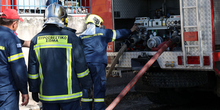 Aπό άγνωστη αιτία η φωτιά στο φορτηγό που τυλίχθηκε στις φλόγες
