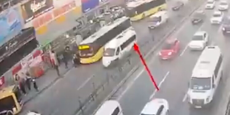 Φονική πορεία λεωφορείου στην Κωνσταντινούπολη (video)