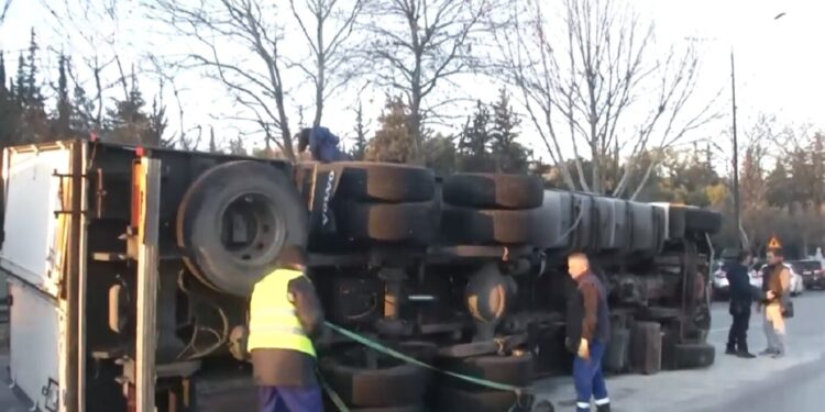 Λεωφόρο Αθηνών: Kαραμπόλα με 6 ΙΧ αυτοκίνητα και ανατροπή ενός φορτηγού