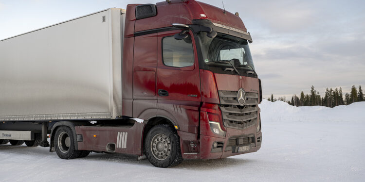 Tα βγάζουν το …λάδι για να δουν αν αντέχουν – Τα ηλεκτρικά φορτηγά της Mercedes δοκιμάζονται στη Φιλανδία