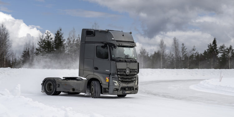 Tα βγάζουν το …λάδι για να δουν αν αντέχουν – Τα ηλεκτρικά φορτηγά της Mercedes δοκιμάζονται στη Φιλανδία