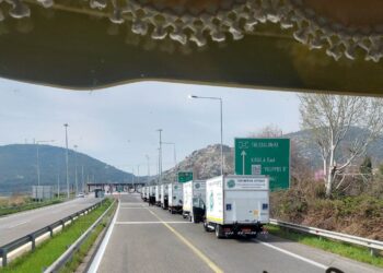 To κονβόι με τα φορτηγά στον δρόμο επιστροφής από Τουρκία