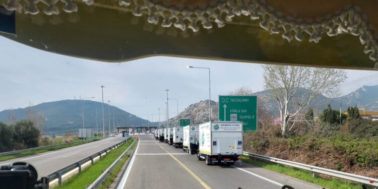 To κονβόι με τα φορτηγά στον δρόμο επιστροφής από Τουρκία