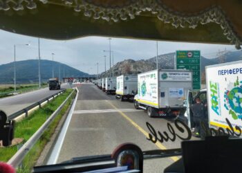 To κονβόι με τα φορτηγά στον δρόμο επιστροφής από Τουρκία