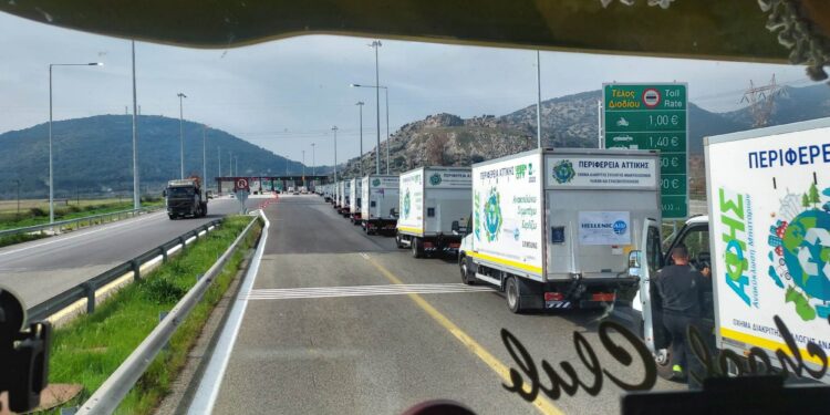 To κονβόι με τα φορτηγά στον δρόμο επιστροφής από Τουρκία