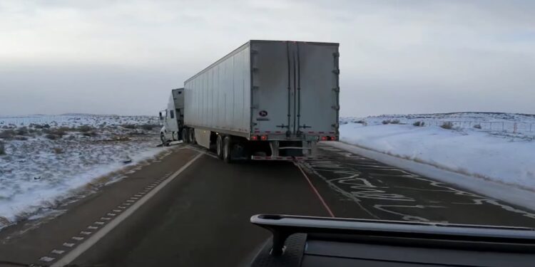 Απίστευτο! Ενα αγροτικό ξεκολλάει μια νταλίκα (video)