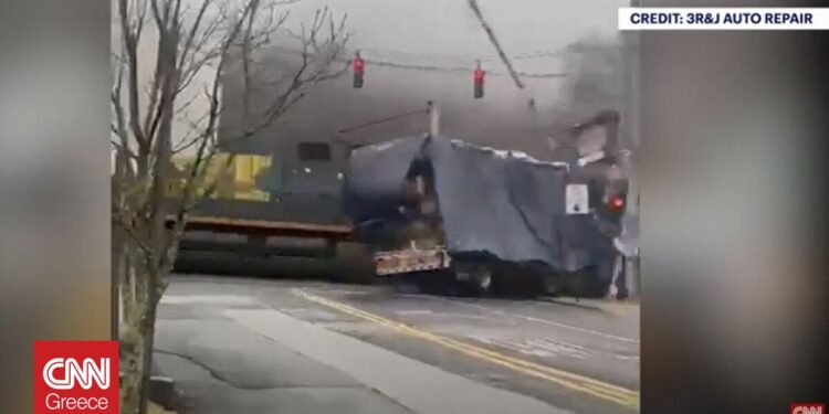 Είχε άγιο! Τράκαρε με τρένο και τον έσωσε ο αστυνομικός στο παρά πέντε…