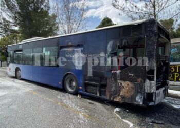 Φωτιά σε λεωφορείο των ΚΤΕΛ στη Θεσσαλονίκη: “Βγείτε γρήγορα”