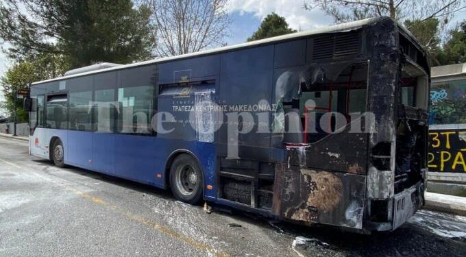 Φωτιά σε λεωφορείο των ΚΤΕΛ στη Θεσσαλονίκη: “Βγείτε γρήγορα”