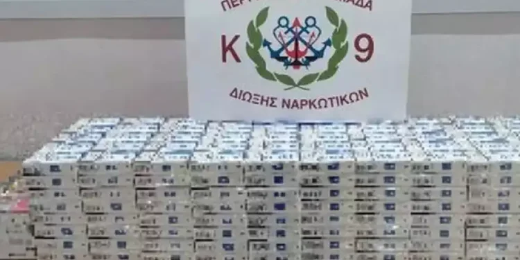 Είχε κρύψει στο επικαθήμενο 530 πακέτα λαθραία τσιγάρα