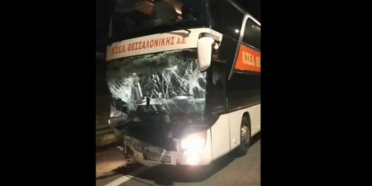 Νέα Τραγωδιά με ΚΤΕΛ στον Πλαταμώνα: Ένας νεκρός και έξι τραυματίες στην Εθνική – ΚΤΕΛ έπεσε πάνω σε ΙΧ στη ΛΕΑ