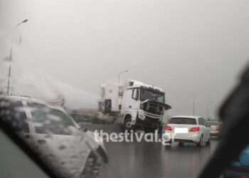 Τροχαίο – Θεσσαλονίκη: Εκτροπή φορτηγού στο Δερβένι (εικόνες)