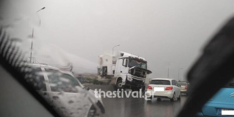 Τροχαίο – Θεσσαλονίκη: Εκτροπή φορτηγού στο Δερβένι (εικόνες)