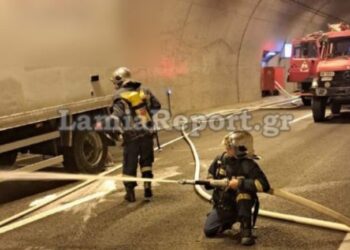 Συναγερμός στα Καμένα Βούρλα: Νταλίκα με φρούτα πήρε φωτιά στην σήραγγα