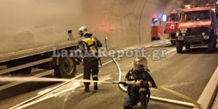 Συναγερμός στα Καμένα Βούρλα: Νταλίκα με φρούτα πήρε φωτιά στην σήραγγα