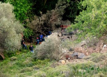 Στα Χανιά: Φορτηγό έπεσε σε γκρεμό