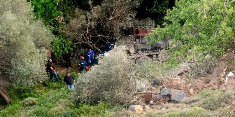 Στα Χανιά: Φορτηγό έπεσε σε γκρεμό