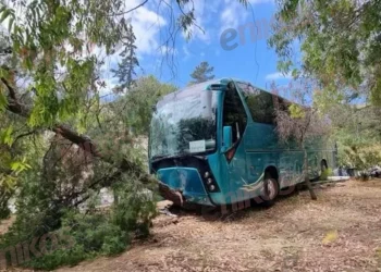 Σοβαρό τροχαίο με σχολικό λεωφορείο στην Αίγινα – Λύθηκε το χειρόφρενο