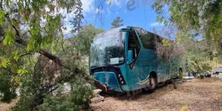 Σοβαρό τροχαίο με σχολικό λεωφορείο στην Αίγινα – Λύθηκε το χειρόφρενο