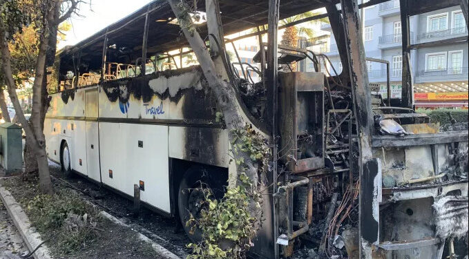 Επεισόδια στη Γεωπονική: Στις φλόγες τρία τουριστικά λεωφορεία