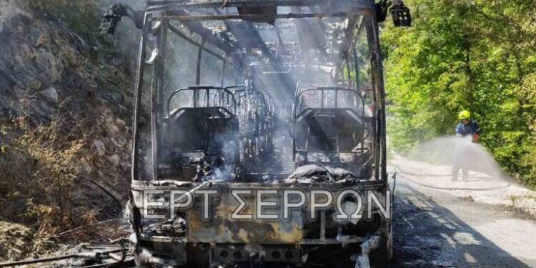 Στάχτη έγινε λεωφορείο στις Σέρρες