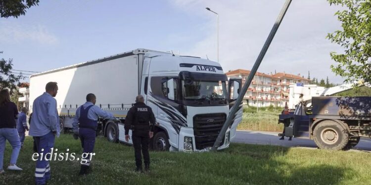 Νταλίκα έπεσε σε κολώνα στο Κιλκίς και η πόλη έμεινε χωρίς ρεύμα