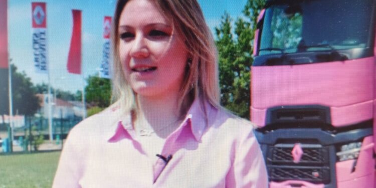 Γυναίκα οδηγός νταλίκας αγόρασε ροζ τράκτορα! ( video)