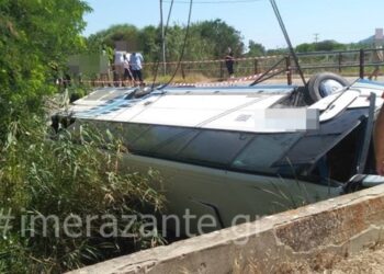 Ζάκυνθος: Τουριστικό λεωφορείο έπεσε μέσα σε γεφύρι στην Αγριλιά