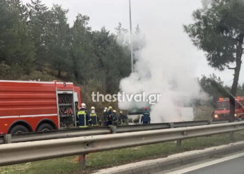 Συναγερμός στην πυροσβεστική: Φωτιά σε τουριστικό λεωφορείο στη Θεσσαλονίκη