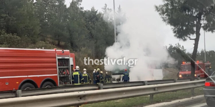 Συναγερμός στην πυροσβεστική: Φωτιά σε τουριστικό λεωφορείο στη Θεσσαλονίκη